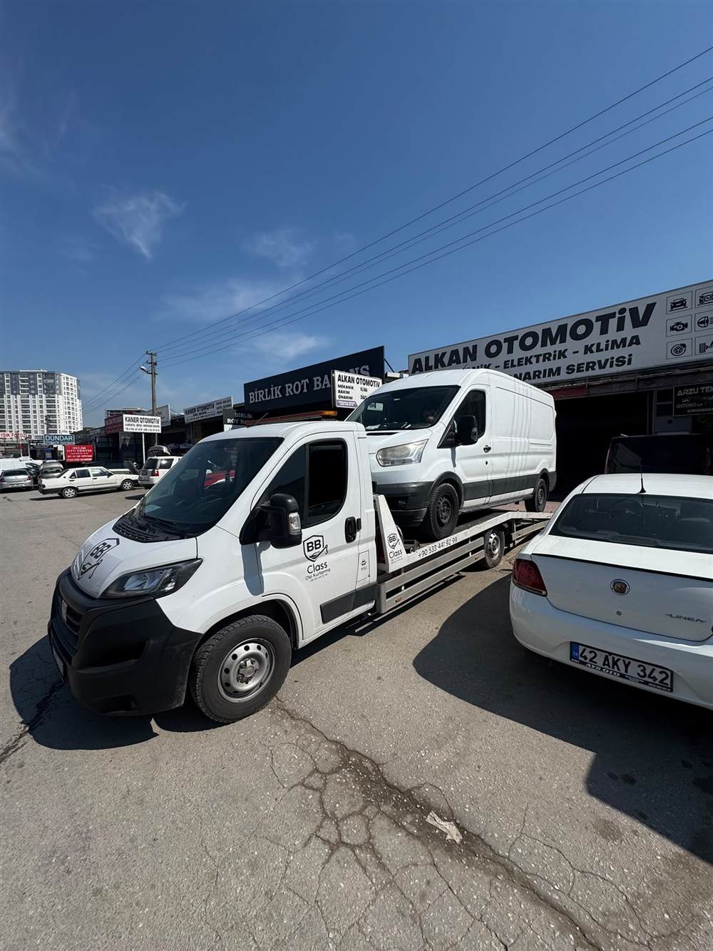 BB Class Oto Kurtarma çekicisinin gündüz Bursa'da bir aracı platforma yüklemesi