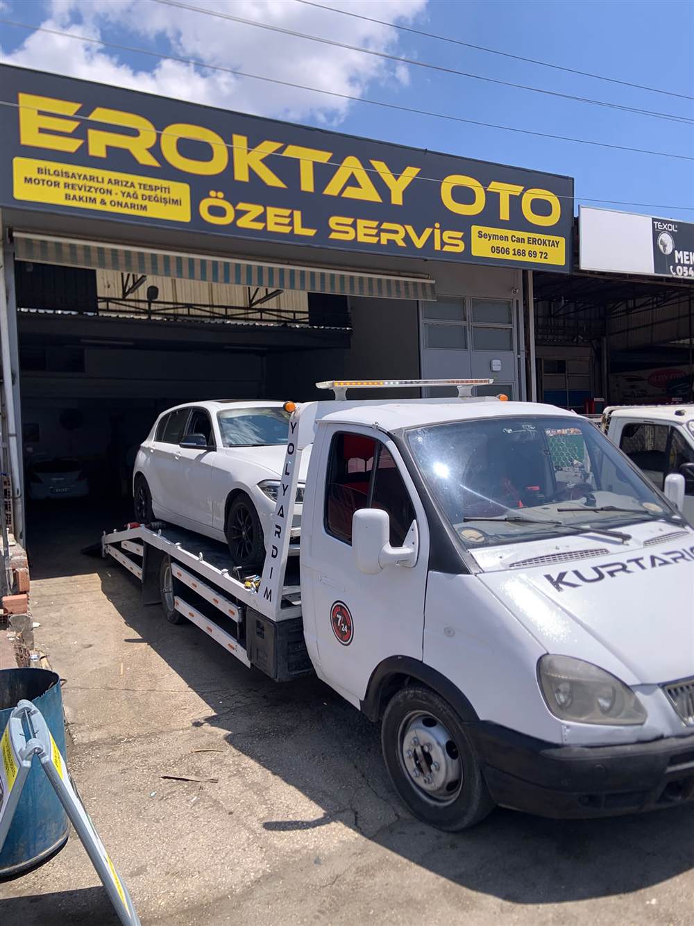 Bursa'da bir otomobilin çekici platformuna yüklenmesi