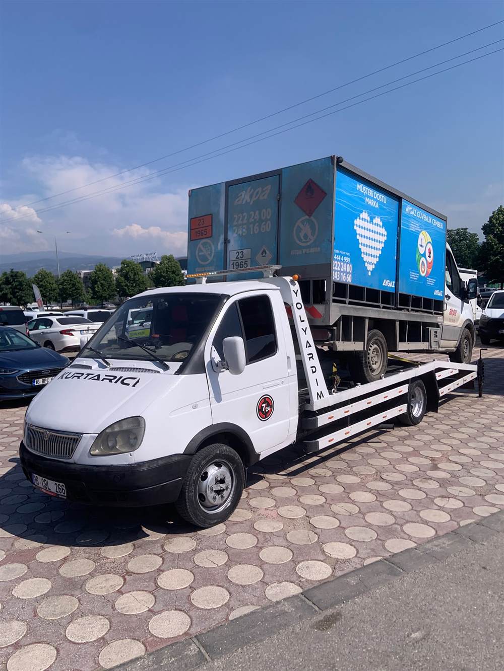 Bir ticari kamyonetin çekici platformuna yüklenmesi